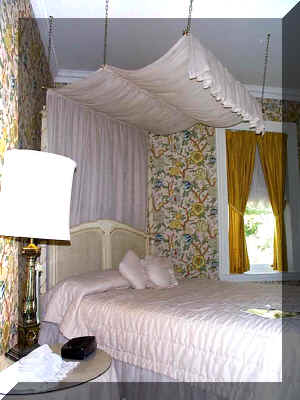 Canopy_Bed.jpg (44797 bytes)